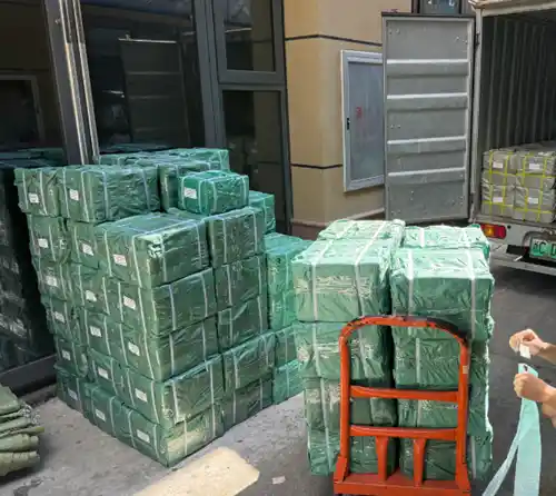 Naročilo strojne opreme v omari za stranke je zapakirano in pripravljeno za pošiljanje